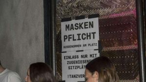 Aufforderung zum Maskentragen am Eingang des Clubs Mica: Noch immer darf  nicht „oben ohne“ getanzt werden. Foto: Andreas /hard