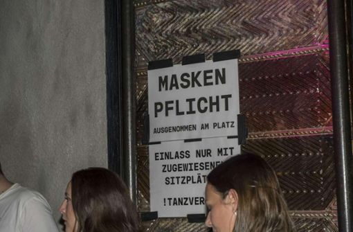 Aufforderung zum Maskentragen am Eingang des Clubs Mica: Noch immer darf  nicht „oben ohne“ getanzt werden. Foto: Andreas /hard