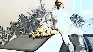 Koksweiß ist offensichtlich Shindys Lieblingsfarbe. Hier ein Ausschnitt aus seinem Video zu der Single „DODI“. Foto:  