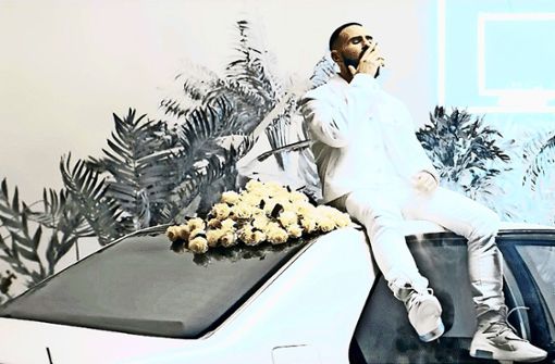 Koksweiß ist offensichtlich Shindys Lieblingsfarbe. Hier ein Ausschnitt aus seinem Video zu der Single „DODI“. Foto:  