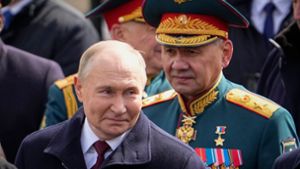 Putin (l) hat gesprochen: Schoigu soll nicht mehr länger Verteidigungsminister sein. Foto: Alexander Zemlianichenko/AP/dpa