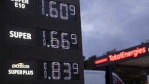 Beim Tanken spüren Verbraucher den Preisauftrieb besonders. Foto: dpa/Carsten Koall