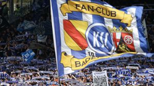Die Fans des Karlsruher SC hoffen auf die Lizenz. Foto: Pressefoto Baumann