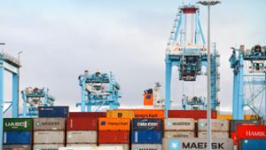 Das Material lagert mitunter an irgendeiner Verladestelle (wie hier dem Containerhafen von  Algeciras in Andalusien) und kommt in den deutschen Unternehmen nicht an. Foto: imago images