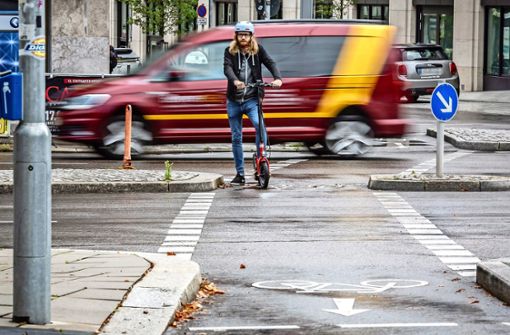 Rollerfahrer dürfen Radwege nutzen. Wo keiner  ist,  muss man auf die Straße ausweichen – und dort fühlt man sich schnell bedrängt. Foto: Lg/Julian Rettig