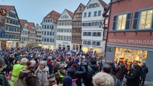 In Tübingen demonstrierten hunderte Eltern gegen kürzere Öffnungszeiten in vielen Kitas. Foto: privat