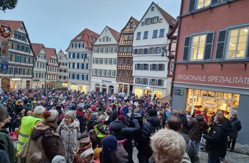 In Tübingen demonstrierten hunderte Eltern gegen kürzere Öffnungszeiten in vielen Kitas. Foto: privat