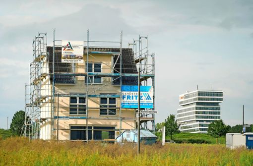 Im Juni legten die ersten „Häuslebauer“ los, inzwischen ist das einst leere Baugebiet Schnallenäcker III kaum wiederzuerkennen. Foto: Simon Granville