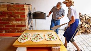 Die schwäbischen Pizzen liegen zum Einschießen bereit – mit denen nutzen Reinhard Kubens und Christel Raasch die erste Hitze   des Ofens.   Der erste Freitag im Monat soll künftig Backtag im  Hemminger Etterhof sein. Foto: factum/Granville