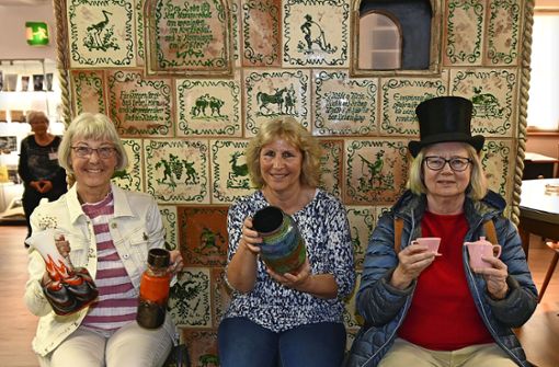 Vasen, immer wieder Vasen, aber auch Kaffeegeschirr wollen Monika Kopper, Heike Egler und Sabine Kraft (v.l.) taxiert wissen. Foto: Werner Kuhnle