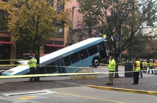 Nachdem in Pittsburgh ein Bus in die Straße eingebrochen ist, ermitteln die  Behörden. Foto: dpa/Darrell Sapp