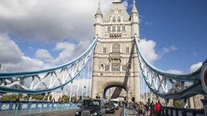 Typisch britisch, typisches Londonbild: die Tower Bridge mit einem schwarzen Cab. In unserer Bildergalerie gibt es ein paar Lieblingsorte von Londonern. Foto: AFP/JOEL FORD