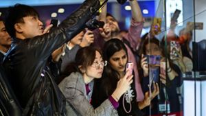 Wenn Huawei ein neues Smartphone herausbringt, ist es ein Medienereignis – so wie auf der Mobilfunkmesse in Barcelona 2019. Noch zählen die Smartphones auch in Deutschland zu den meist verkauften Computertelefonen. Foto: AP/Emilio Morenatti