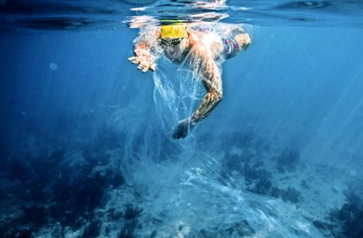 Gnadenlos zu sich selbst: André Wiersig schwimmt im Meer. Den 34 Kilometer  breiten Ärmelkanal bewältigt er in 9 Stunden und 43 Minuten. Foto: Dennis Daletzki