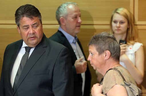 Schlagabtausch unter Genossen: Putzfrau Neumann mit Parteichef Gabriel Foto: dpa