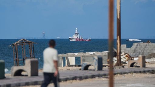 Ein Schiff der Hilfsorganisation Open Arms nähert sich der Küste des Gazastreifens und schleppt einen Lastkahn mit 200 Tonnen humanitärer Hilfe. Foto: Abdel Kareem Hana/AP