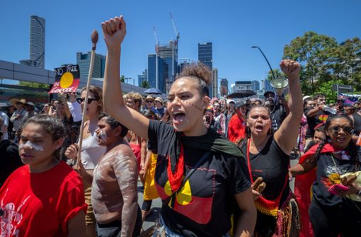 Zum australischen Nationalfeiertag gingen Anfang des Jahres in Brisbane Hunderte Menschen auf die Straße und demonstrierten gegen Rassismus und Unterdrückung. Auch viele Aborigines waren dabei. Foto: Glenn Hunt
