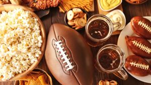 Was gibt es am Super Bowl zu essen? Jeder Gastgeber eines Super Bowl Abends hat die breite Auswahl aus zahlreichen Snack-Optionen.