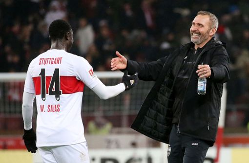 Trainer Tim Walter (re.) freut sich mit Stürmer Silas Wamangituka über den Sieg des VfB Stuttgart gegen den 1. FC Nürnberg. Foto: Baumann