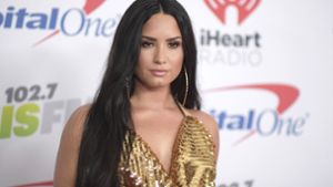 Popstar Demi Lovato singt die US-Hymne beim Super Bowl. Foto: AP/Richard Shotwell