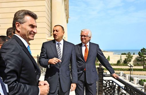 Das Bild zeigt Otto Hauser (rechts) 2009 beim Besuch beim aserbaidschanischen Präsidenten Ilhalm Alivey mit Ministerpräsident Günther Oettinger (links) auf der Sommerresidenz des Regierungschefs. Foto: dpa