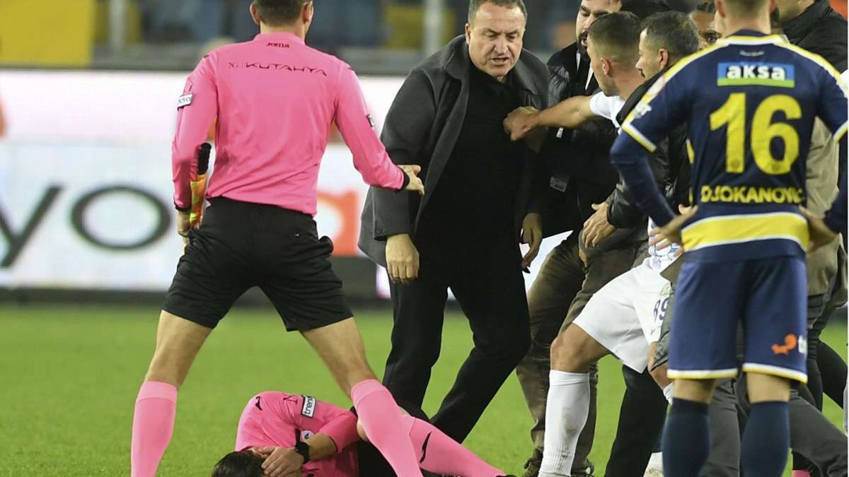 Klubboss schlägt Schiri nieder: „Abscheulicher Angriff“ schockt türkischen Fußball