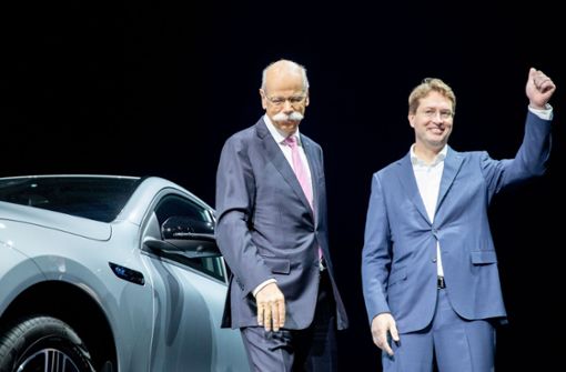 Die  Aktionäre begrüßen den neuen und den alten Vorstandschef  mit Applaus: Nach der  Hauptversammlung   ist Ola Källenius (rechts) neuer  Daimler-Chef. Er übernimmt das Zepter von  Dieter Zetsche. Foto: dpa