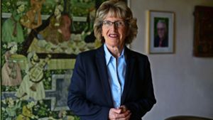Ursula Grötzinger zu Hause – der Wandteppich war vor 40 Jahren ein Geschenk an ihren Mann aus Dankbarkeit für die Vermittlung einer Wohnung Foto: Lichtgut/Leif Piechowski