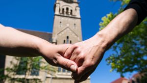 Viele gleichgeschlechtliche Paare würden sich gerne vor Gott zu ihrer Partnerschaft bekennen. Foto: Lichtgut/Verena Ecker