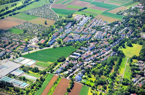 Aus einstigen  Problembezirken  sollen attraktive Quartiere werden: In Sonnenberg (oben Mitte) ist das schon gelungen, Grünbühl (links) ist am Werden. Foto: Werner Kuhnle