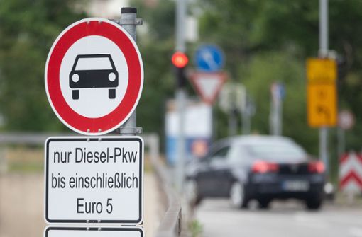In Stuttgart fehlt es an  Schildern, die auf das Verbot von Euro-5-Dieselfahrzeugen hinweisen. Foto: dpa/Marijan Murat