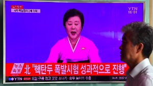 Das Fernsehen in Korea berichtet ausführlich über die Tests. Foto: AFP