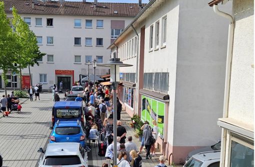 Eine Menschenschlange vor dem neuen Tafelladen in Steinhaldenfeld Foto: Fotoagentur Stuttgart/Andreas Rosar