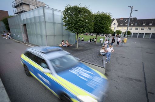 Die Polizei hat am Freitagabend viel Präsenz auf dem Akademiehof gezeigt (Symbolbild). Foto: Simon Granville