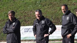 Kritische Blicke: die beiden Co-Trainer Michael Wimmer (links) und Rainer Widmayer schauen mit dem neuen VfB-Chefcoach Pellegrino Matarazzo (rechts), wie es läuft. Foto: Baumann