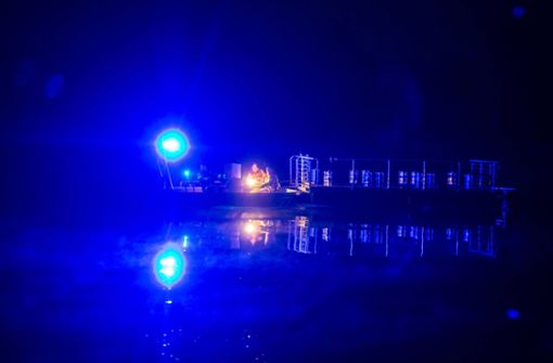 Mehrere Einsatzkräfte haben in der Nacht von Donnerstag auf Freitag nach einem losen Schwimmsteg im Neckar gesucht. Foto: 7aktuell.de/Simon Adomat