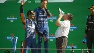 Monza-Sieger Daniel Ricciardo (links neben Lando Norris) lässt McLaren-Geschäftsführer Zak Brown  den Champagner aus seinem Schuh trinken – na denn Prost! Fotos: imago/Motorsport Images (2) Monza-Sieger Daniel Ricciardo (links neben Lando Norris) lässt McLaren-Geschäftsführer Zak Brown  den Champagner aus seinem Schuh trinken – na denn Prost! Fotos: imago/Motorsport Images (2) Foto:  