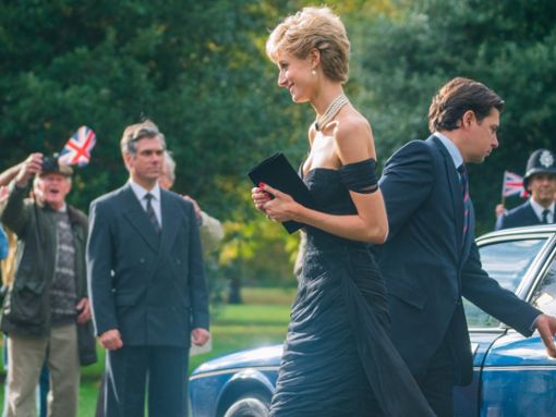 Elizabeth Debicki als Prinzessin Diana in dem Rachekleid. Foto: 2021 Netflix, Inc./Keith Bernstein