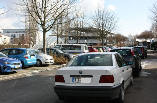 Mit einem Reifen auf dem Gehweg – so stellen viele Autofahrer nahe der Echterdinger S-Bahn-Station ihr Fahrzeug ab. Foto: Natalie Kanter