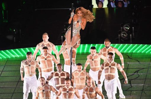 Ein echter „Wow-Auftritt“: die Sängerin Jennifer Lopez lieferte eine spektakuläre Halbzeitshow beim Superbowl in Miami ab. Unterstützung hatte sie von der kolumbianischen Sängerin Shakira. Foto: AFP/ANGELA WEISS