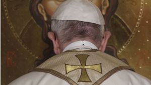 Papst Franziskus betet am 26. Februar 2017 in der anglikanischen Allerheiligen Kirche in Rom vor einer Christus-Ikone des englischen Künstlers Ian Knowles. Foto: dpa