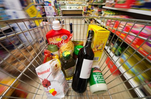 Verbraucher spüren die höheren Preise beim Lebensmitteleinkauf. Foto: dpa