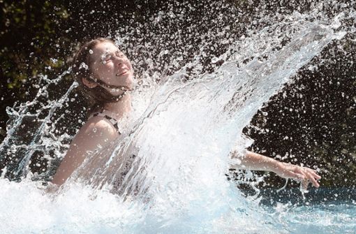 Eine Schwimmerin sucht im Münchener Dante-Freibad nach Abkühlung. Foto: dpa