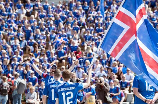 Die isländischen Fans haben schon wieder allen Grund zum Feiern. Foto: dpa