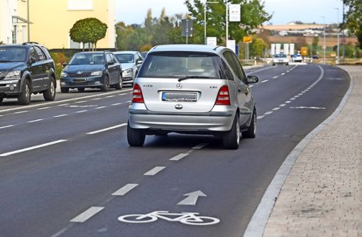 Der Radfahrstreifen an der erneuerten  Ditzinger Straße zwischen den  Kreisverkehren kommt bei Radfahrern nicht gut an. Foto: factum/Granville