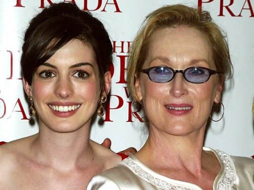 Anne Hathaway und Meryl Streep im Jahr 2006 bei der Filmpremiere von Der Teufel trägt Prada in New York. Foto: IMAGO / UPI Photo