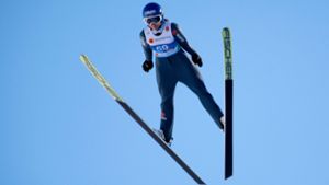 Olympiasiegerin Carina Vogt will endlich auch die ganz weiten Sprünge machen. Foto: AFP