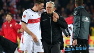 Schon wieder getroffen gegen euch: Mario Gomez mit Freiburgs Trainer Christian Streich Foto: Baumann