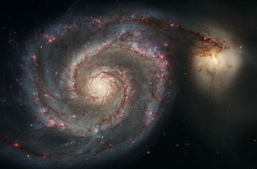 Die Whirlpool-Galaxie (M51a) und die Begleitgalaxie (M51b). Dieses Hubble-Weltraumteleskopbild stellt eine Verschmelzung zweier Galaxien dar, die in der Masse der Milchstraße und der großen Magellanschen Wolke ähneln. Foto: ESA/NASA/dpa