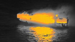 Ein Foto, das von der niederländischen Küstenwache zur Verfügung gestellt wurde, zeigt den brennenden Frachter „Fremantle Highway“ in der Nordsee auf einem Bildschirm. Foto: C/ast Guard Netherlands/dpa